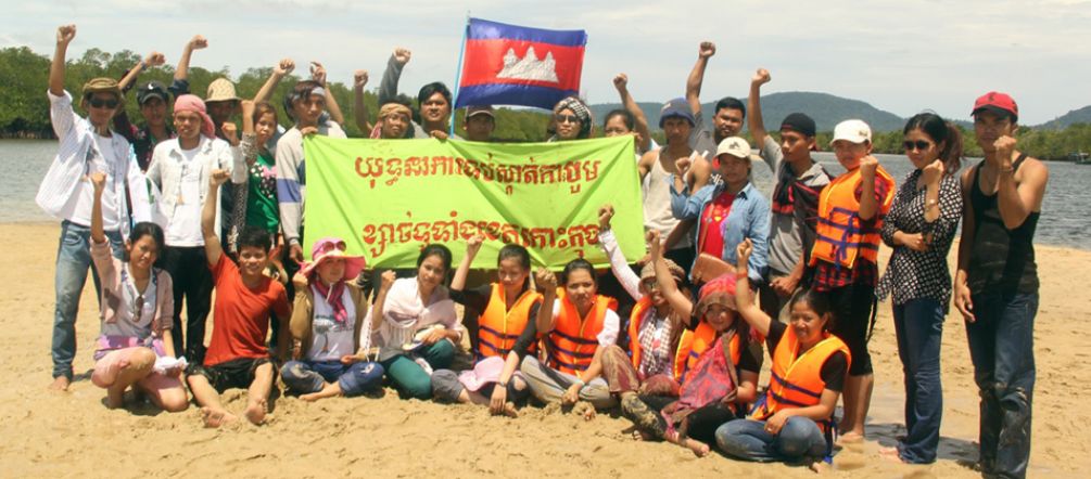 Attivisti di Mother Nature con uno striscione che recita “Fermate il dragaggio nella provincia di Koh Kong” Attivisti di Mother Nature