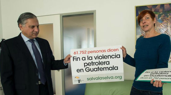 L'ambasciatore del Guatemala a Berlino riceve le firme della petizione di Salviamo la Foresta