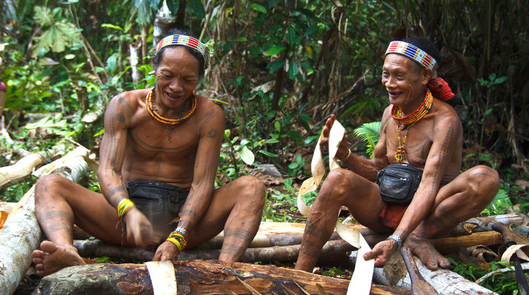 Due nativi  Mentawai nella loro foresta sull'isola di Siberut in Indonesia
